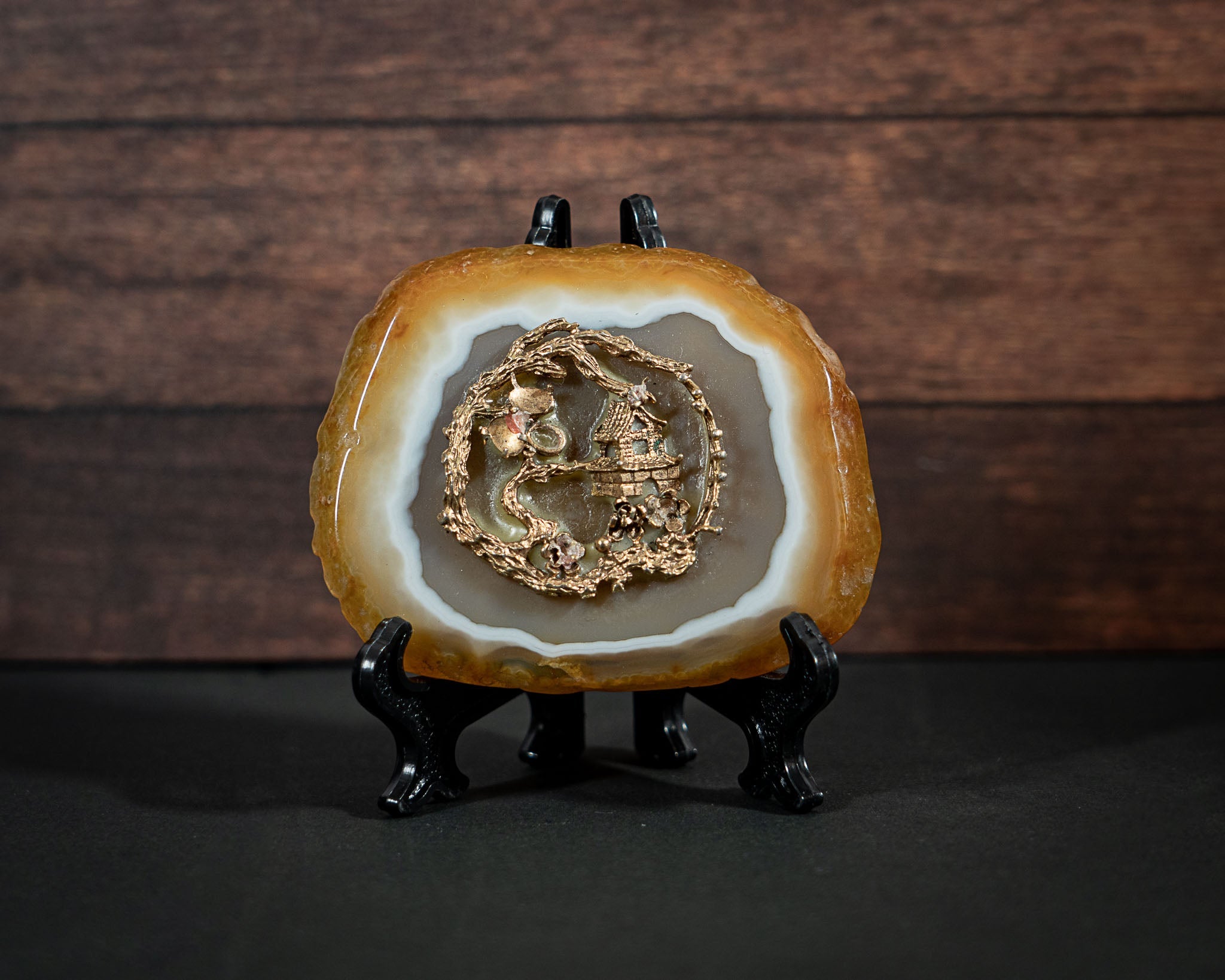 Agate slice with Decoration